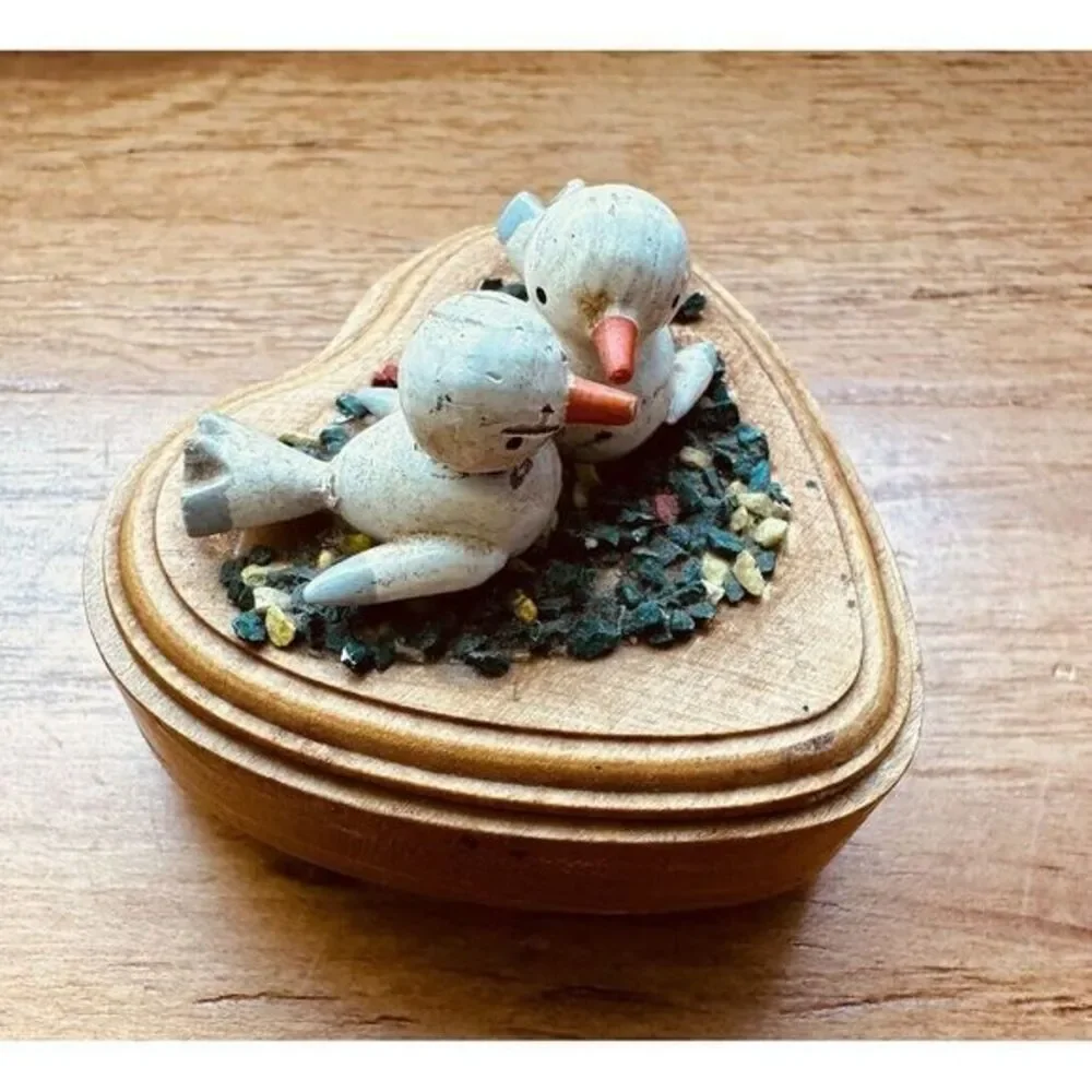 Vintage Small‎ Wooden Love birds Ring Box Heart Shaped Birds Love Dove Lid